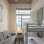 Stylish 2Bd - Cdt - Gym, Pool, Parking - Sleep 8
