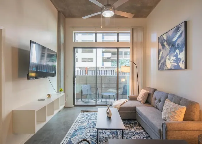 Stylish 2Bd - Cdt - Gym, Pool, Parking - Sleep 8
