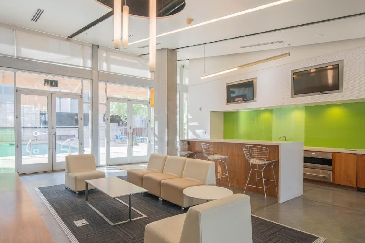 Stylish 2bd - Cdt - Gym, Pool, Parking - Sleep 8 Phoenix