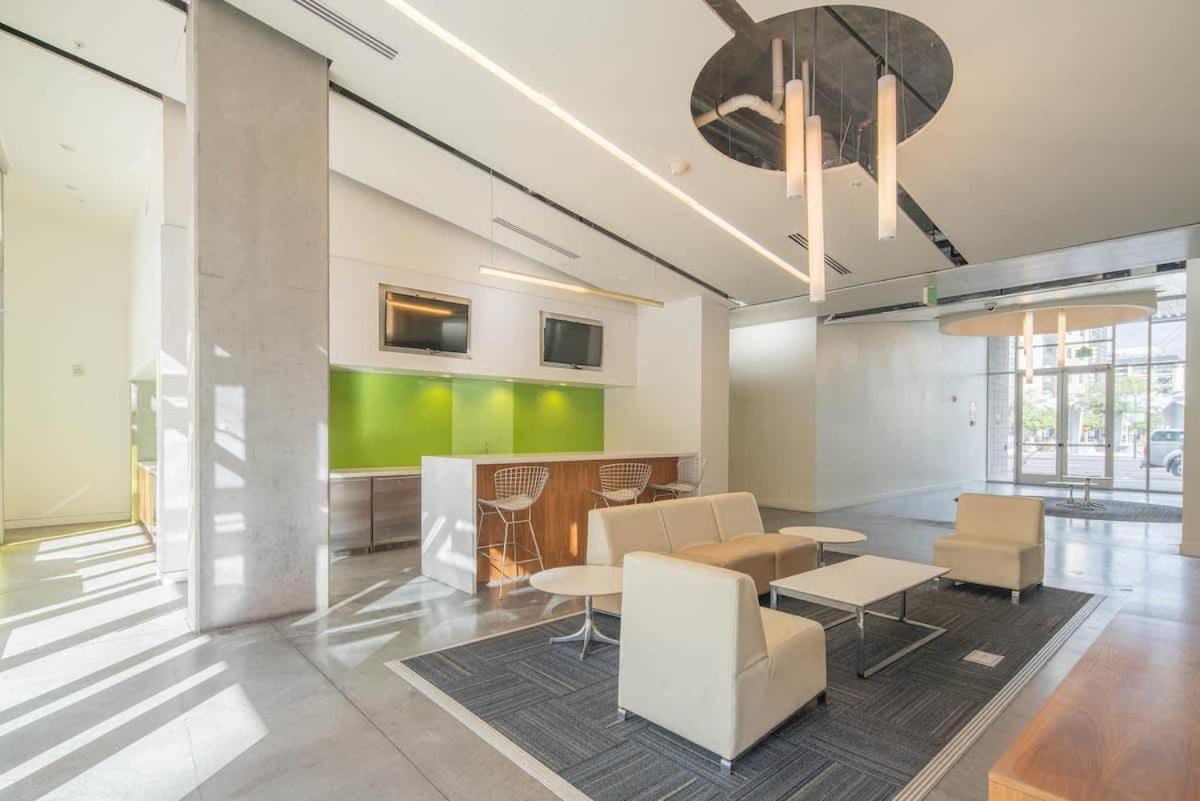 Stylish 2bd - Cdt - Gym, Pool, Parking - Sleep 8 Phoenix