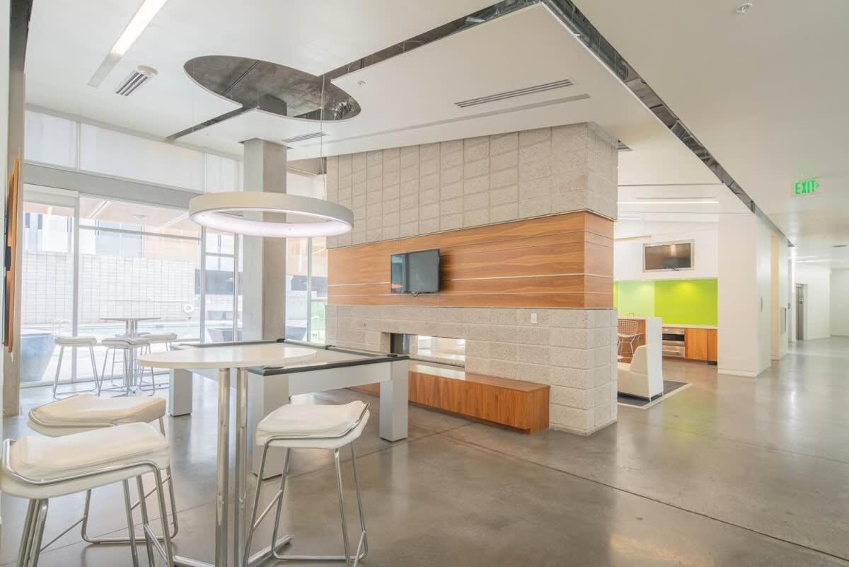 Apartment Stylish 2bd - Cdt - Gym, Pool, Parking - Sleep 8