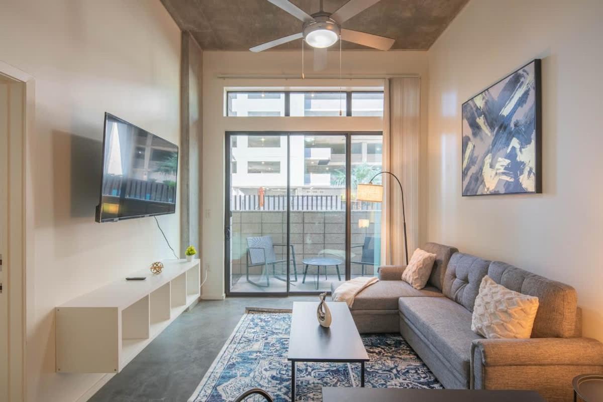 Stylish 2bd - Cdt - Gym, Pool, Parking - Sleep 8 *