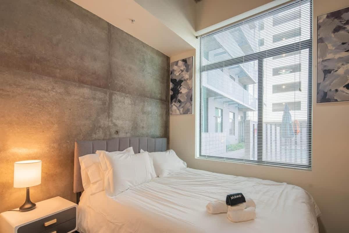 Stylish 2bd - Cdt - Gym, Pool, Parking - Sleep 8 Apartment