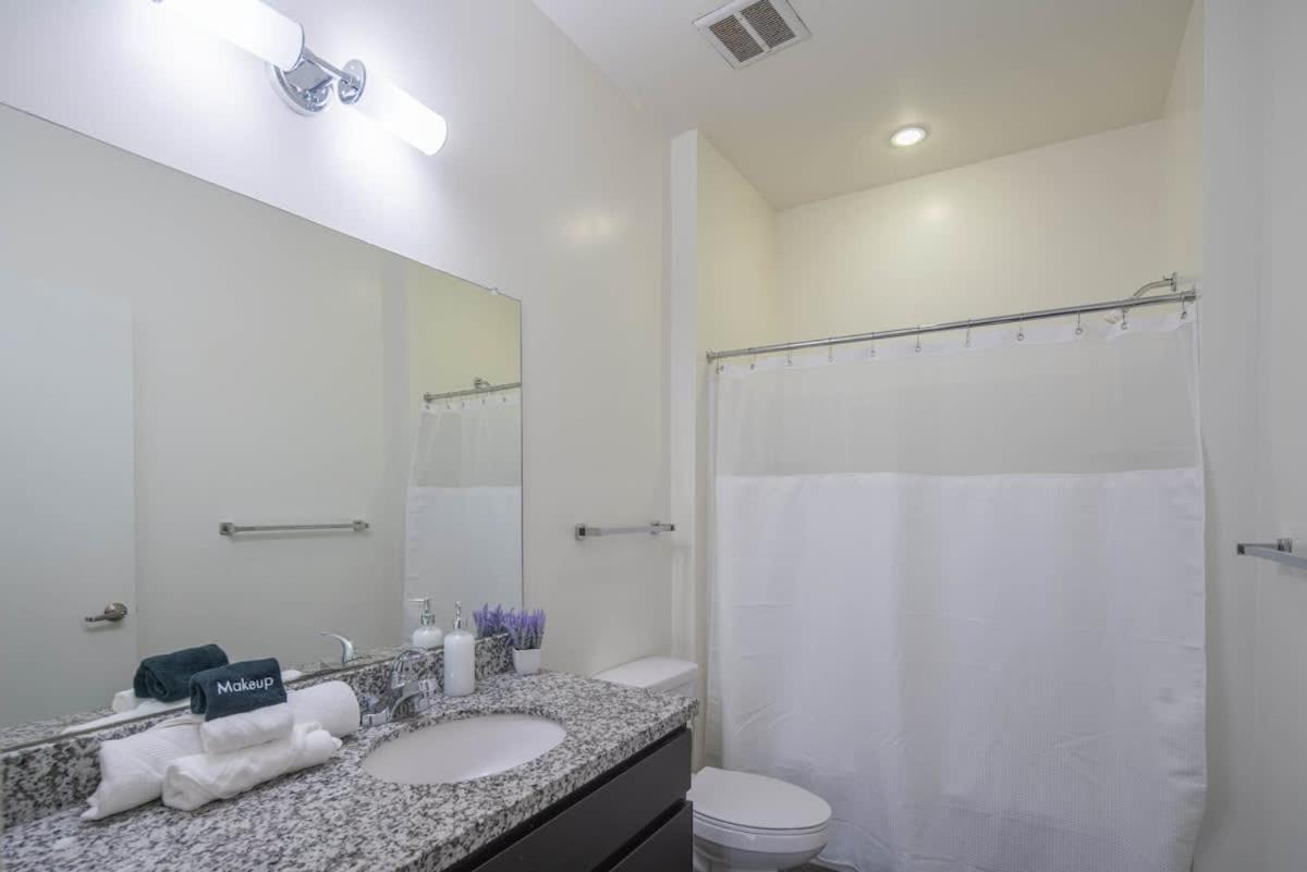 Stylish 2bd - Cdt - Gym, Pool, Parking - Sleep 8 *