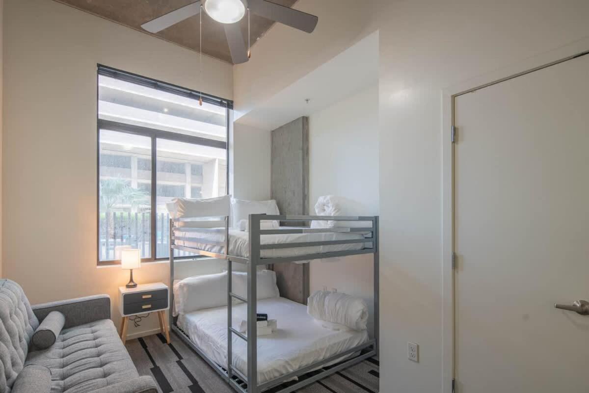 Stylish 2bd - Cdt - Gym, Pool, Parking - Sleep 8 Phoenix