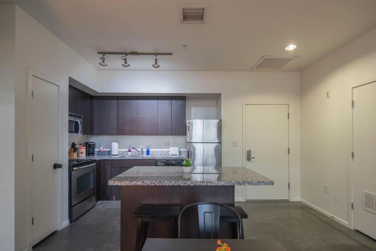 Stylish 2bd - Cdt - Gym, Pool, Parking - Sleep 8 * Phoenix