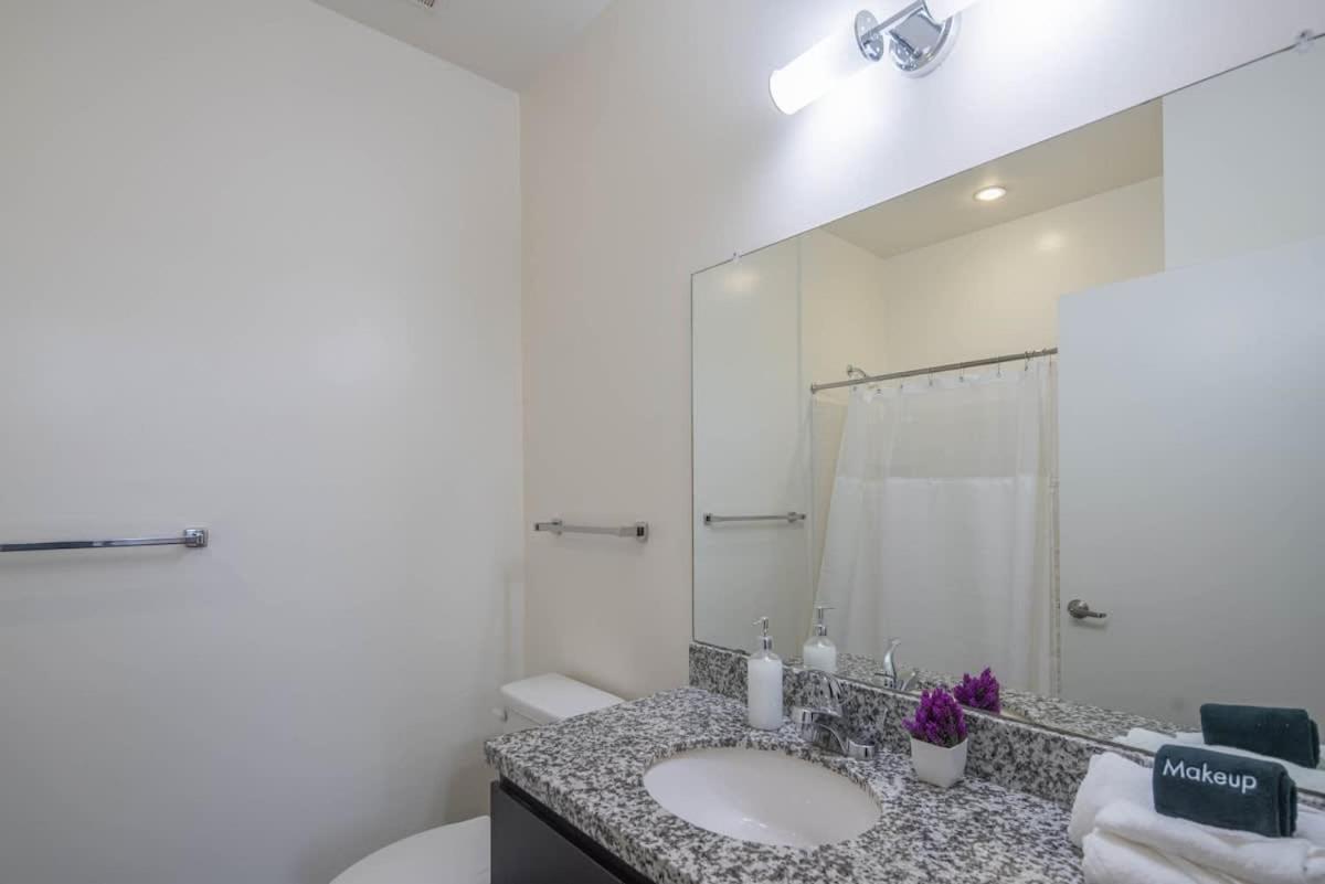 Stylish 2bd - Cdt - Gym, Pool, Parking - Sleep 8 Apartment