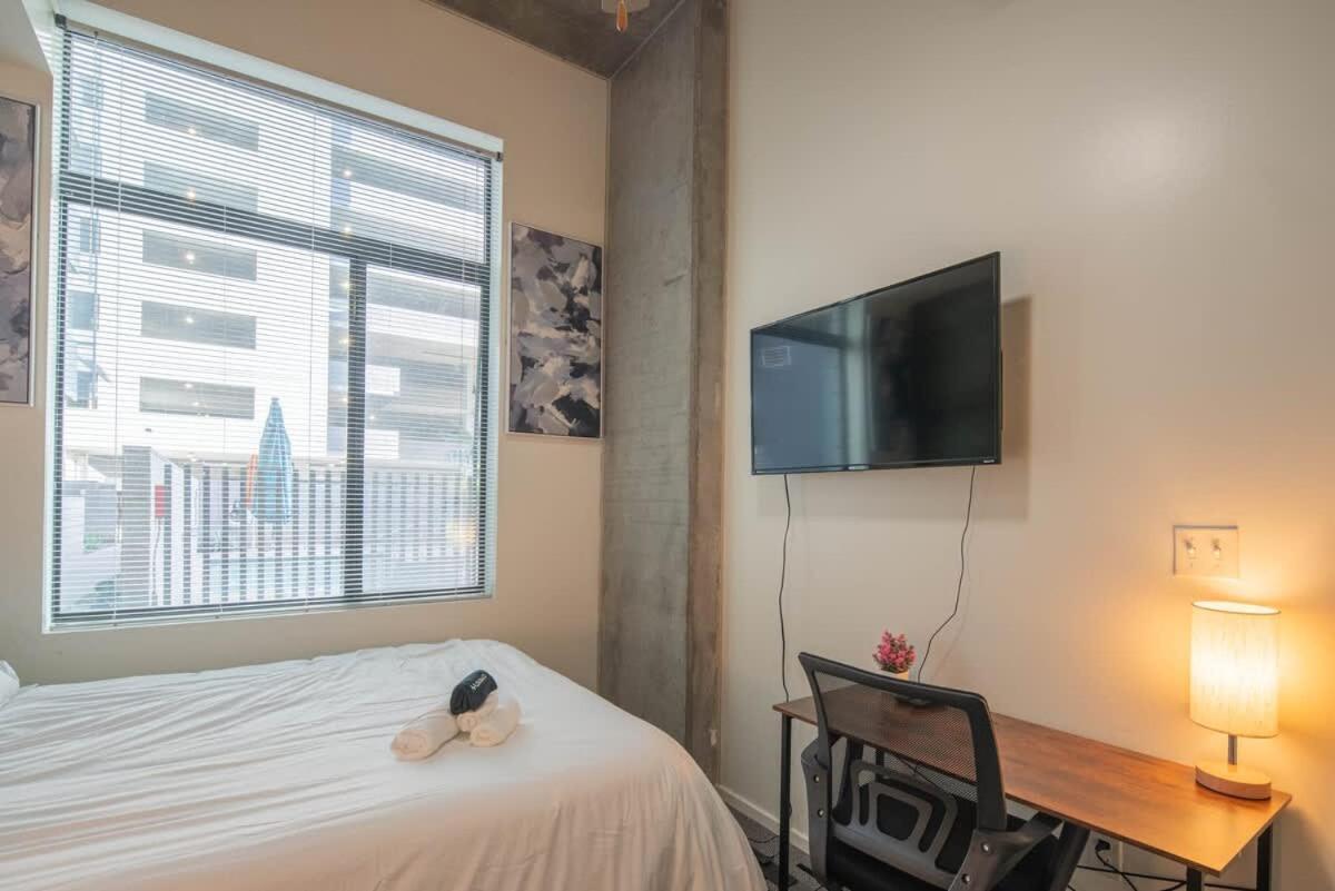 Stylish 2bd - Cdt - Gym, Pool, Parking - Sleep 8 Apartment Phoenix